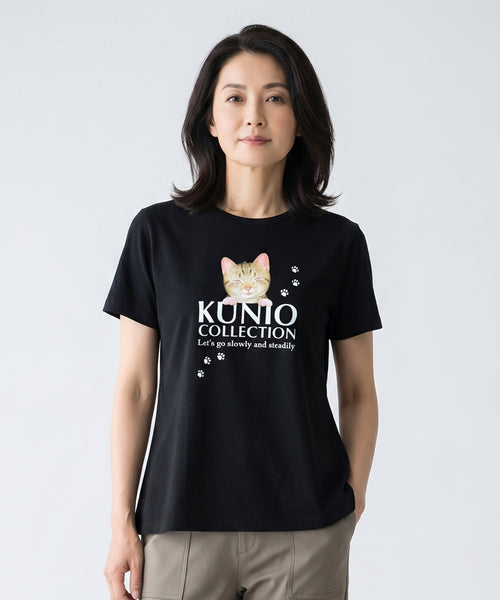 クニオコレクション(KUNIO COLLECTION)のキャストT(クロネコ)。ブランドロゴから可愛いネコちゃんが覗くデザインのAラインTシャツ。程よい落ち感のある綿レーヨン素材を使用し、UV加工と接触冷感機能を備えた快適な着心地の天然素材トップス。
