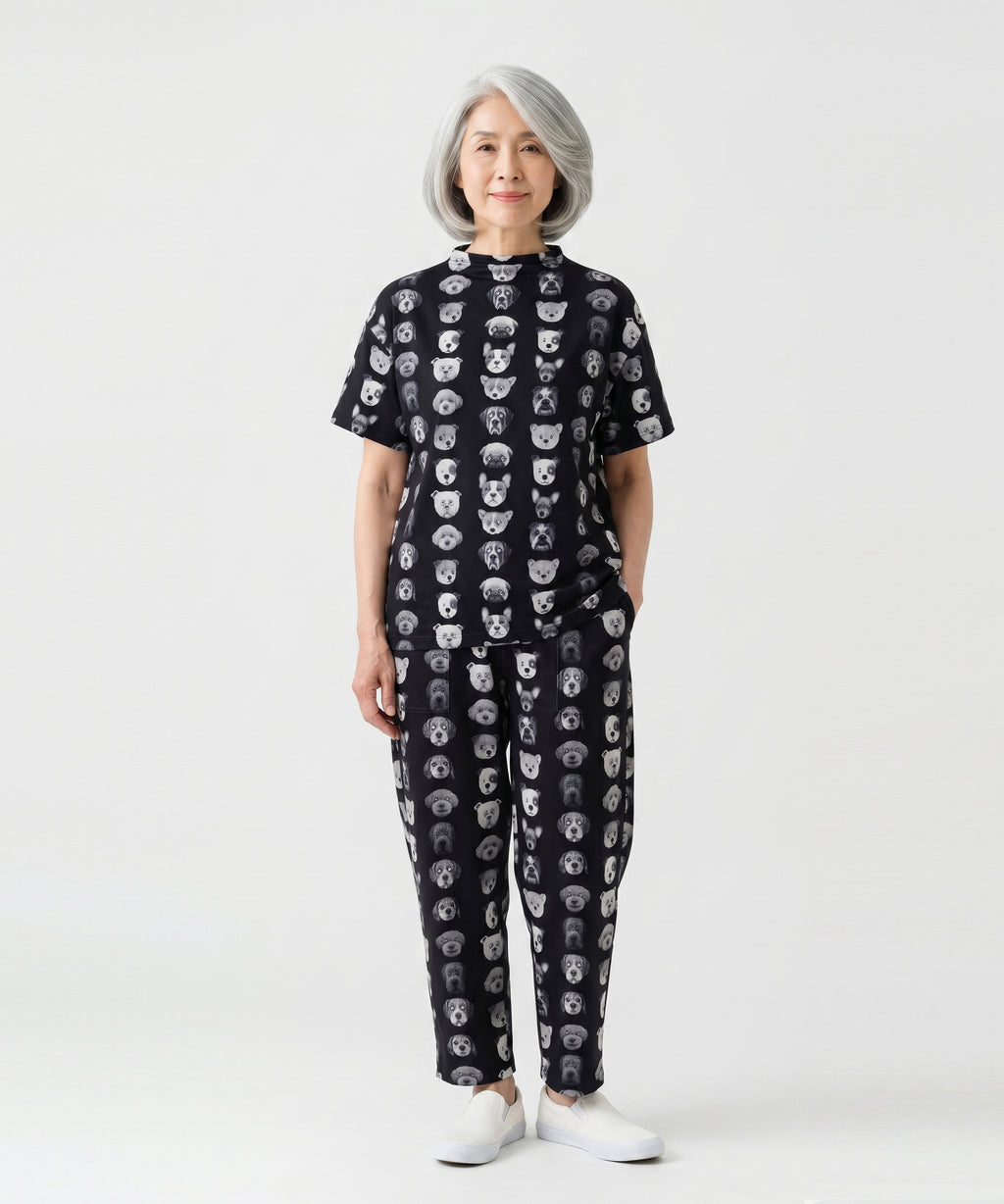 クニオコレクション(KUNIO COLLECTION)のチアフルカーブパンツ(ブラック)。ワンちゃんフェイスを個性的なストライプ柄に配した、遊び心溢れるクールなデザイン。脇線の柔らかなカーブと2本のタックでお腹周りをすっきり見せるシルエットが特徴で、しなやかなストレッチ素材による快適な履き心地のスタイルアップボトムス。