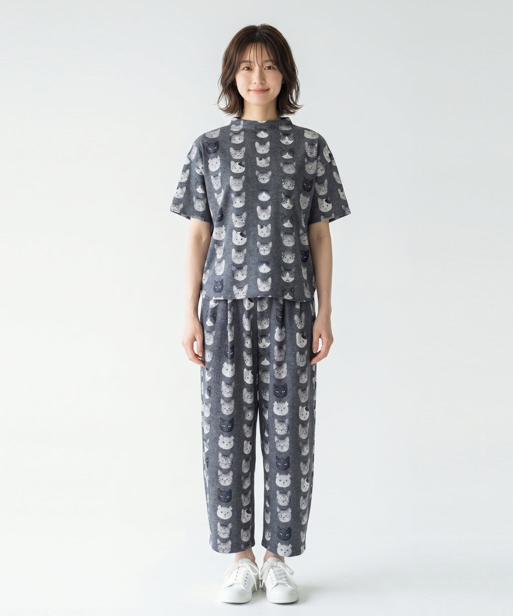クニオコレクション(KUNIO COLLECTION)のチアフルカーブパンツ(杢グレー)。ネコちゃんフェイスを個性的なストライプ柄に配した、遊び心溢れるクールなデザイン。脇線の柔らかなカーブと2本のタックでお腹周りをすっきり見せるシルエットが特徴で、しなやかなストレッチ素材による快適な履き心地のスタイルアップボトムス。