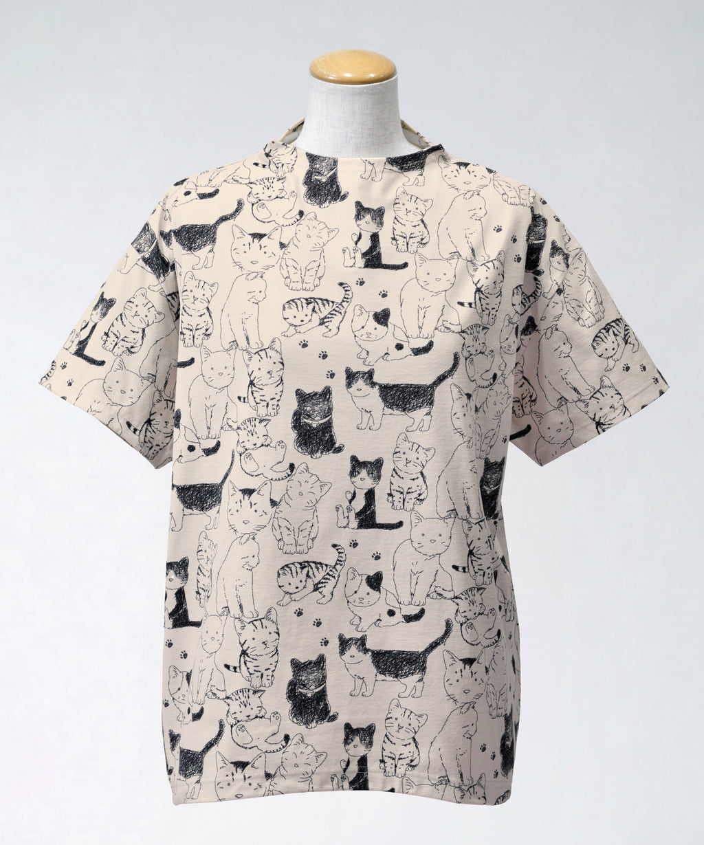 クニオコレクション(KUNIO COLLECTION)のチアフルシャーリングPO(アイボリー)。ミルクティ地にしなやかな線画で描かれたネコちゃん柄が爽やかで遊び心溢れるデザインのプルオーバー。裾のゴムでブラウジングや着丈の調節ができ、さらりとした軽いストレッチ素材で移動時も快適なブラウス感覚のトップス。
