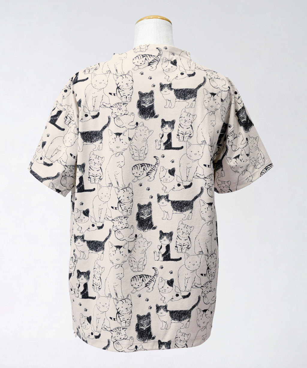 クニオコレクション(KUNIO COLLECTION)のチアフルシャーリングPO(アイボリー)。ミルクティ地にしなやかな線画で描かれたネコちゃん柄が爽やかで遊び心溢れるデザインのプルオーバー。裾のゴムでブラウジングや着丈の調節ができ、さらりとした軽いストレッチ素材で移動時も快適なブラウス感覚のトップス。