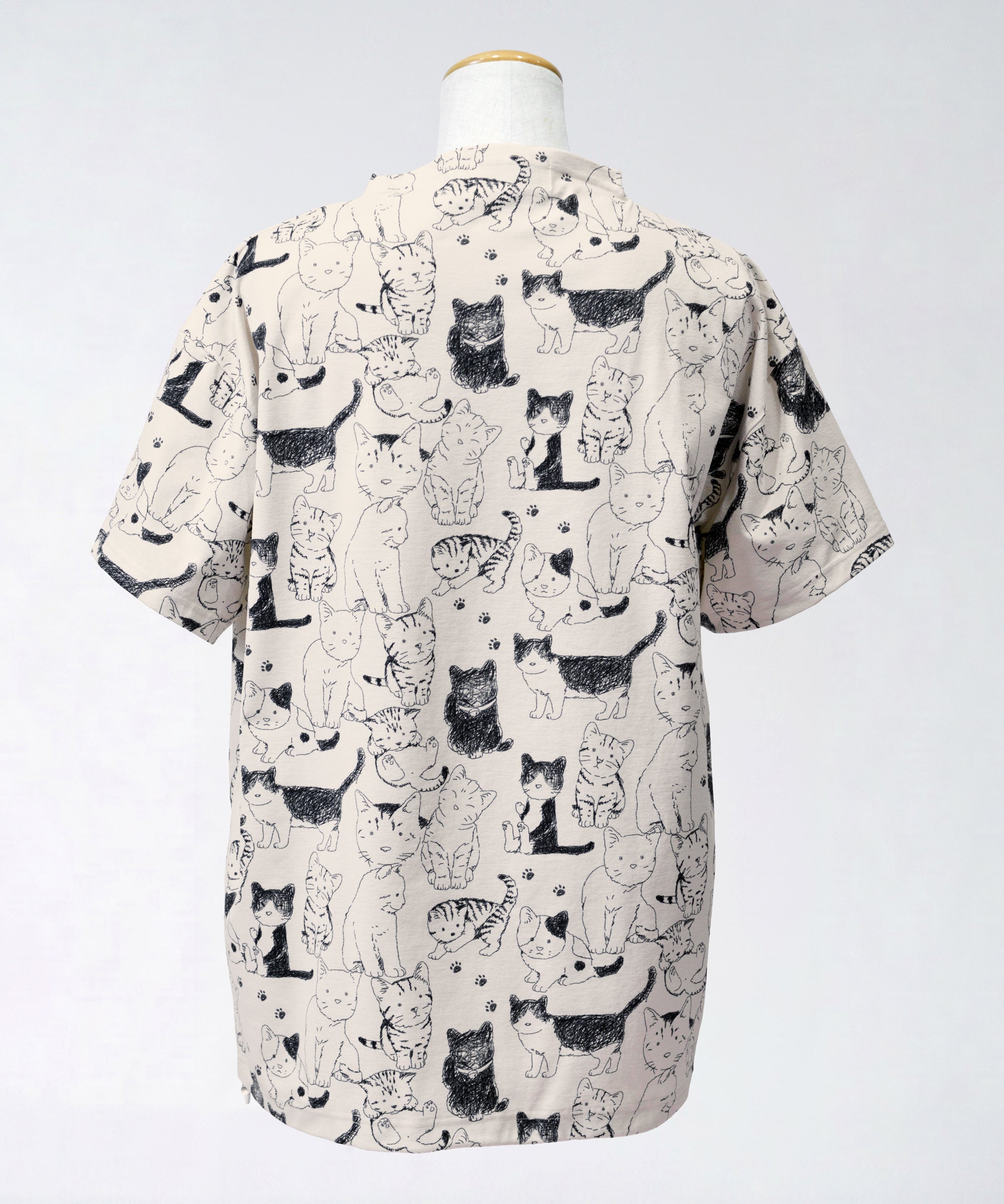クニオコレクション(KUNIO COLLECTION)のチアフルシャーリングPO(アイボリー)。ミルクティ地にしなやかな線画で描かれたネコちゃん柄が爽やかで遊び心溢れるデザインのプルオーバー。裾のゴムでブラウジングや着丈の調節ができ、さらりとした軽いストレッチ素材で移動時も快適なブラウス感覚のトップス。