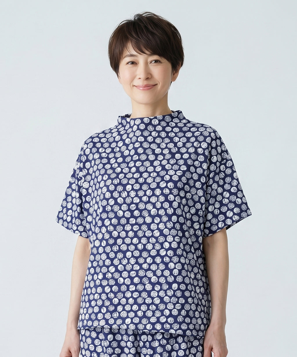 クニオコレクション(KUNIO COLLECTION)のチアフルシャーリングPO(ネイビー)。線画をアレンジした爽やかな水玉ドット柄が映える、ブラウス感覚で着用できるプルオーバー。裾のゴムでブラウジングや着丈の調節ができ、さらりとした軽いストレッチ素材で移動時も快適なトップス。