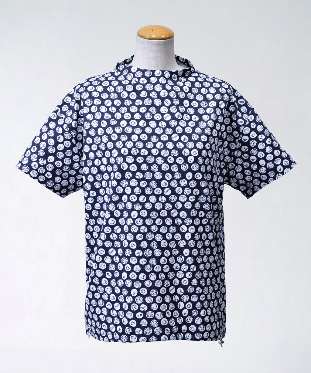 クニオコレクション(KUNIO COLLECTION)のチアフルシャーリングPO(ネイビー)。線画をアレンジした爽やかな水玉ドット柄が映える、ブラウス感覚で着用できるプルオーバー。裾のゴムでブラウジングや着丈の調節ができ、さらりとした軽いストレッチ素材で移動時も快適なトップス。