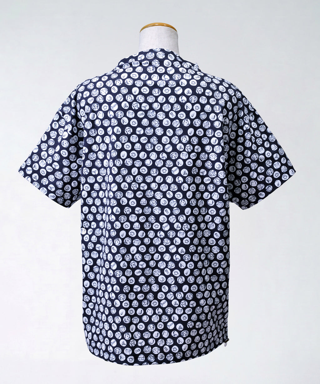 クニオコレクション(KUNIO COLLECTION)のチアフルシャーリングPO(ネイビー)。線画をアレンジした爽やかな水玉ドット柄が映える、ブラウス感覚で着用できるプルオーバー。裾のゴムでブラウジングや着丈の調節ができ、さらりとした軽いストレッチ素材で移動時も快適なトップス。