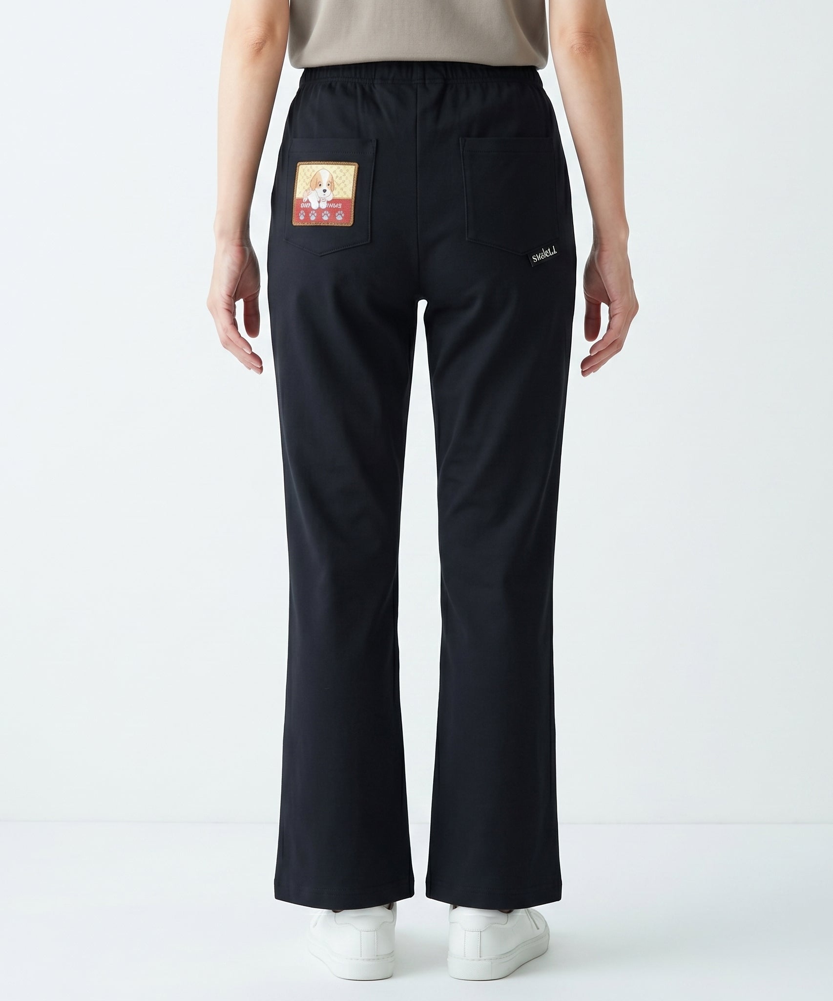 クニオコレクション(KUNIO COLLECTION)のクールUVガードストレッチパンツ(ロング)。UVカット機能と接触冷感素材を採用し、締め付け感を抑えた快適な履き心地のブラックカラーパンツ。ヒップポケットにあしらわれた可愛いワンちゃんのイラストがワンポイントで、かかとの高い靴にも合わせやすい股下ロング丈のボトムス。