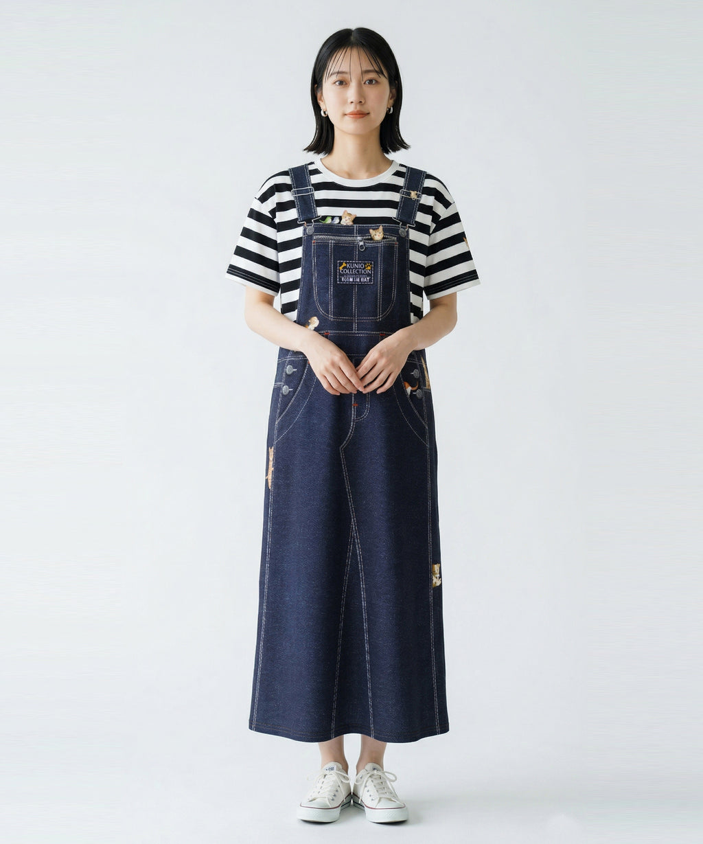 クニオコレクション(KUNIO COLLECTION)のデニムジャンスカビッグワンピース(ネコ)。大きなフェイクオーバーオール風のだまし絵プリントが特徴の、美しいフレアシルエットの一枚。ネイビーデニムに愛らしいネコちゃん柄があしらわれたお茶目で楽しいデザインのワンピース。