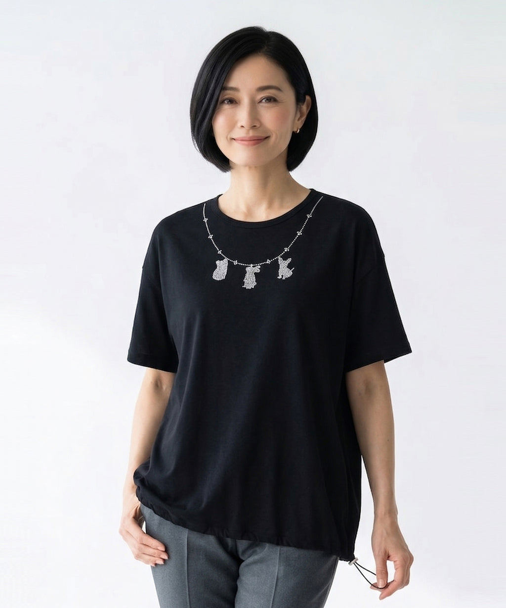 クニオコレクション(KUNIO COLLECTION)のネックレスヘムシャーリングT(ブラック)。ラインストーンでワンちゃん、ネコちゃん、うさぎちゃんを表現したネックレス柄が特徴のTシャツ。裾のゴムでブラウジングや着丈の調節ができ、UV加工と接触冷感機能を備えた綿レーヨン素材の天然素材トップス。