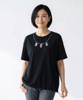 クニオコレクション(KUNIO COLLECTION)のネックレスヘムシャーリングT(ブラック)。ラインストーンでワンちゃん、ネコちゃん、うさぎちゃんを表現したネックレス柄が特徴のTシャツ。裾のゴムでブラウジングや着丈の調節ができ、UV加工と接触冷感機能を備えた綿レーヨン素材の天然素材トップス。