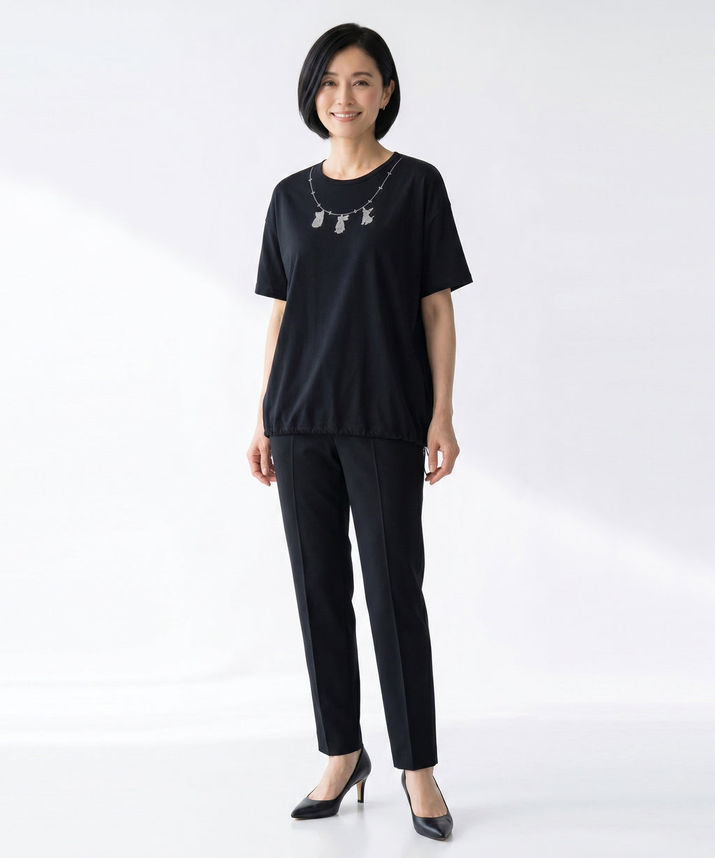 クニオコレクション(KUNIO COLLECTION)のネックレスヘムシャーリングT(ブラック)。ラインストーンでワンちゃん、ネコちゃん、うさぎちゃんを表現したネックレス柄が特徴のTシャツ。裾のゴムでブラウジングや着丈の調節ができ、UV加工と接触冷感機能を備えた綿レーヨン素材の天然素材トップス。