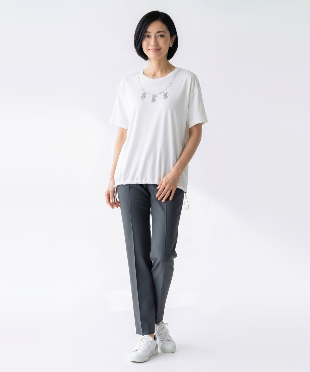 クニオコレクション(KUNIO COLLECTION)のネックレスヘムシャーリングT(ホワイト)。ラインストーンでワンちゃん、ネコちゃん、うさぎちゃんを表現したネックレス柄が特徴のTシャツ。裾のゴムでブラウジングや着丈の調節ができ、UV加工と接触冷感機能を備えた綿レーヨン素材の天然素材トップス。