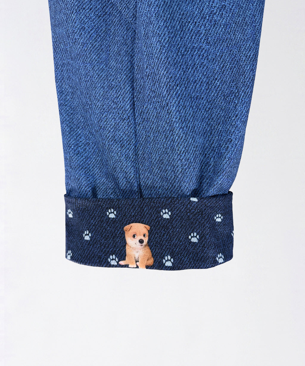 クニオコレクション(KUNIO COLLECTION)のポケポケサルエルパンツ(ネイビー)。バイカラーのデニムパッチワーク風デザインに、フェイクポケットやフェイクボタンをリアルに表現した楽しいだまし絵(トロンプルイユ)プリントのサルエルパンツ。裾の折り返しやヒップのポケットから可愛いキャラクターたちが顔を出す遊び心溢れるデザインで、さらりとした軽い着心地のストレッチ素材を使用したボトムス。