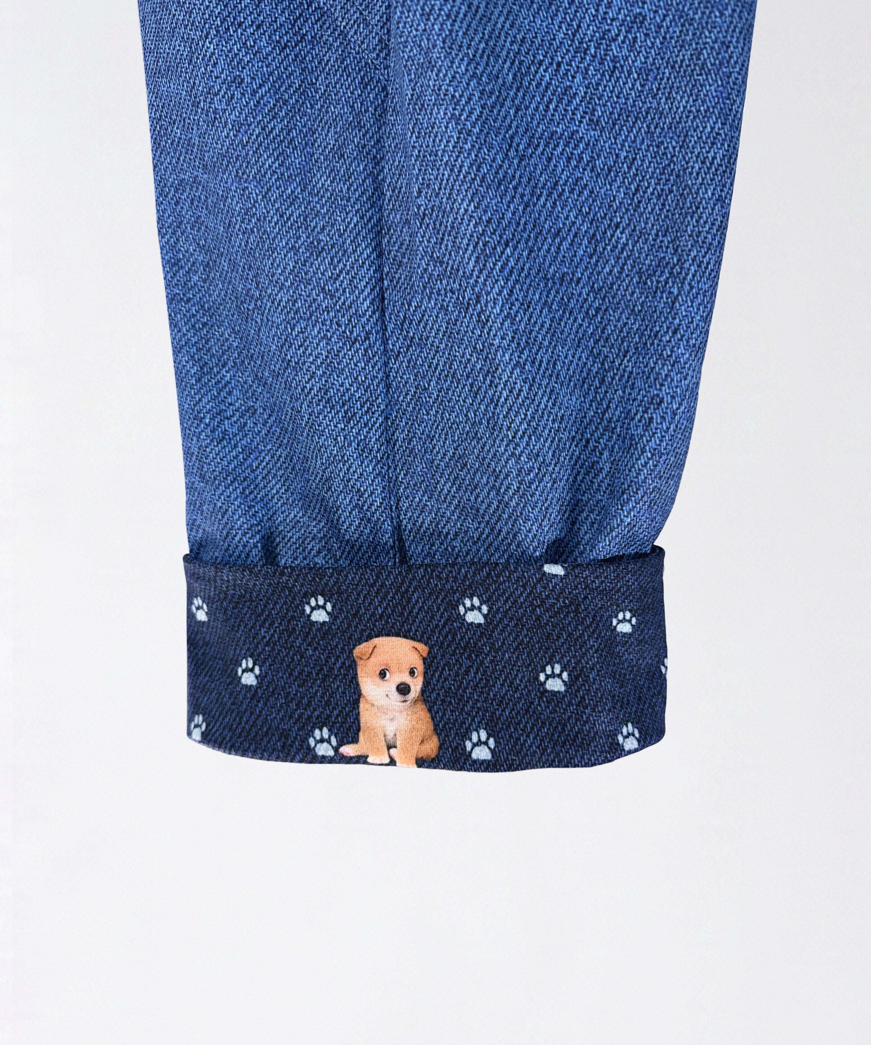 クニオコレクション(KUNIO COLLECTION)のポケポケサルエルパンツ(ネイビー)。バイカラーのデニムパッチワーク風デザインに、フェイクポケットやフェイクボタンをリアルに表現した楽しいだまし絵(トロンプルイユ)プリントのサルエルパンツ。裾の折り返しやヒップのポケットから可愛いキャラクターたちが顔を出す遊び心溢れるデザインで、さらりとした軽い着心地のストレッチ素材を使用したボトムス。