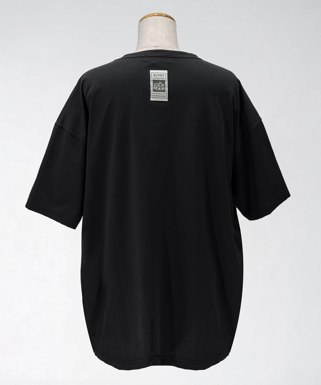 クニオコレクション(KUNIO COLLECTION)のタックT(ブラック)。ロミオとジュリエットをテーマにした可愛いネコちゃんとワンちゃんの作品をストリート調にデザインしたTシャツ。「LET’S GO SLOWLY, AND STEADILY（ぼちぼちいこか）」のメッセージを配し、さらりとした軽い着心地と気持ちの良いストレッチ性を備えた異形糸使用のトップス。