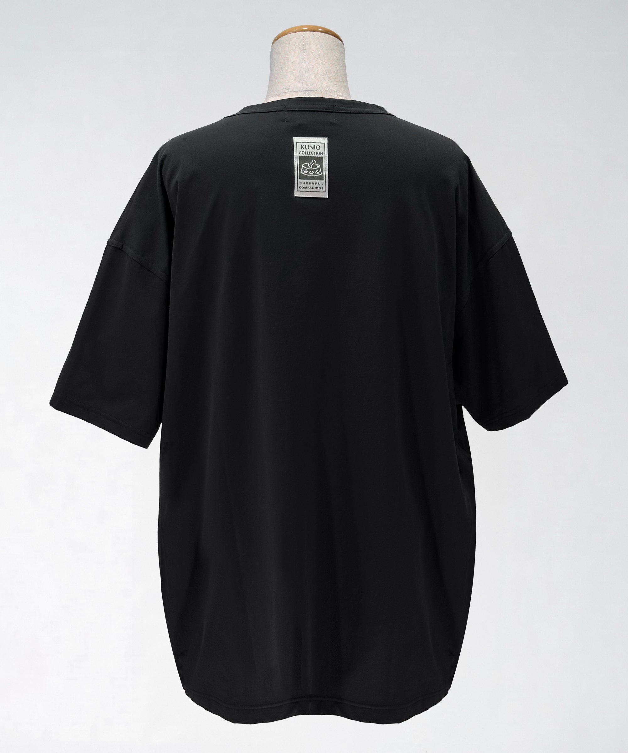 クニオコレクション(KUNIO COLLECTION)のタックT(ブラック)。ロミオとジュリエットをテーマにした可愛いネコちゃんとワンちゃんの作品をストリート調にデザインしたTシャツ。「LET’S GO SLOWLY, AND STEADILY（ぼちぼちいこか）」のメッセージを配し、さらりとした軽い着心地と気持ちの良いストレッチ性を備えた異形糸使用のトップス。