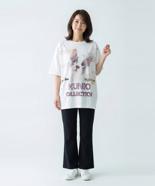 クニオコレクション(KUNIO COLLECTION)のタックT(イヌ)。フレンチブルドッグの作品をストリート調にデザインしたTシャツ。「LET’S GO SLOWLY, AND STEADILY（ぼちぼちいこか）」のメッセージを配し、さらりとした軽い着心地と気持ちの良いストレッチ性を備えた異形糸使用のトップス。