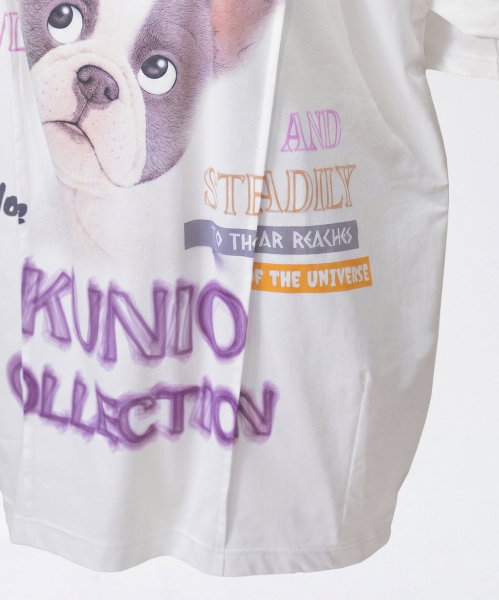クニオコレクション(KUNIO COLLECTION)のタックT(イヌ)。フレンチブルドッグの作品をストリート調にデザインしたTシャツ。「LET’S GO SLOWLY, AND STEADILY（ぼちぼちいこか）」のメッセージを配し、さらりとした軽い着心地と気持ちの良いストレッチ性を備えた異形糸使用のトップス。