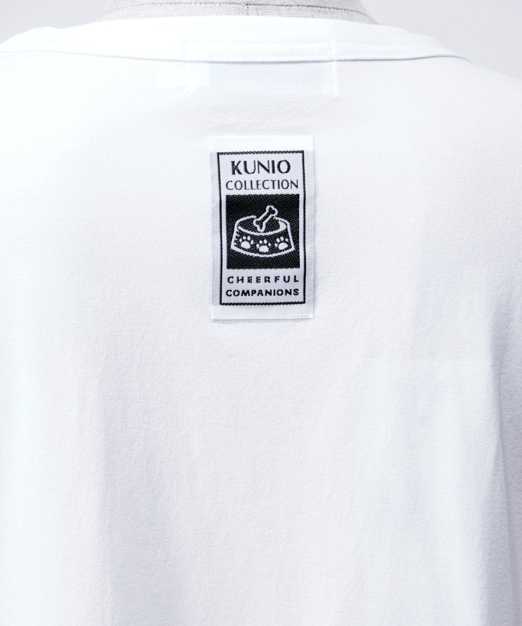 クニオコレクション(KUNIO COLLECTION)のタックT(イヌ)。フレンチブルドッグの作品をストリート調にデザインしたTシャツ。「LET’S GO SLOWLY, AND STEADILY（ぼちぼちいこか）」のメッセージを配し、さらりとした軽い着心地と気持ちの良いストレッチ性を備えた異形糸使用のトップス。