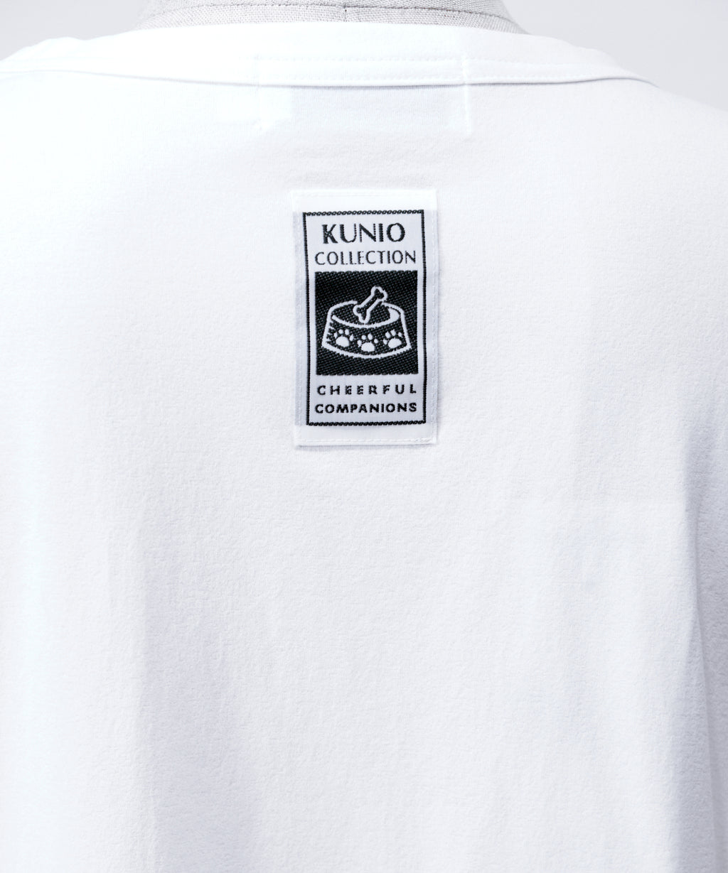 クニオコレクション(KUNIO COLLECTION)のタックT(ホワイト)。ロミオとジュリエットをテーマにした可愛いネコちゃんとワンちゃんの作品をストリート調にデザインしたTシャツ。「LET’S GO SLOWLY, AND STEADILY（ぼちぼちいこか）」のメッセージ를 配し、さらりとした軽い着心地と気持ちの良いストレッチ性を備えた異形糸使用のトップス。