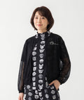 クニオコレクション(KUNIO COLLECTION)のチュールブルゾン(ブラック)。フォーシーズン大活躍の軽やかなチュール素材を使用し、UV対策や冷房対策、旅行やお出かけに最適な大人のライトアウター。ラインストーンであしらった足跡モチーフが上品な遊び心を演出する一枚。