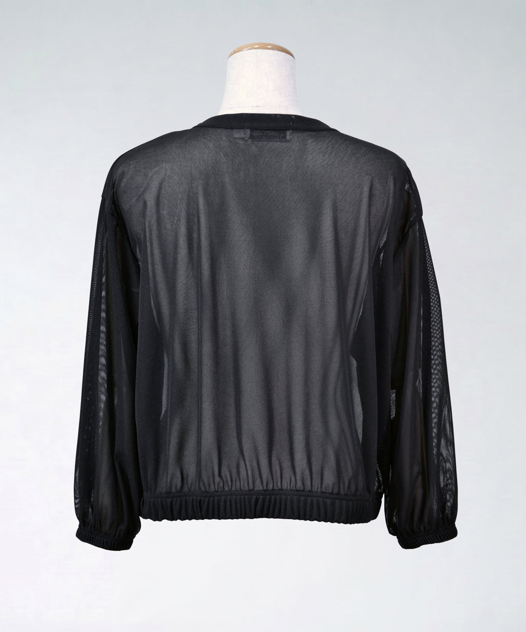 クニオコレクション(KUNIO COLLECTION)のチュールブルゾン(ブラック)。フォーシーズン大活躍の軽やかなチュール素材を使用し、UV対策や冷房対策、旅行やお出かけに最適な大人のライトアウター。ラインストーンであしらった足跡モチーフが上品な遊び心を演出する一枚。