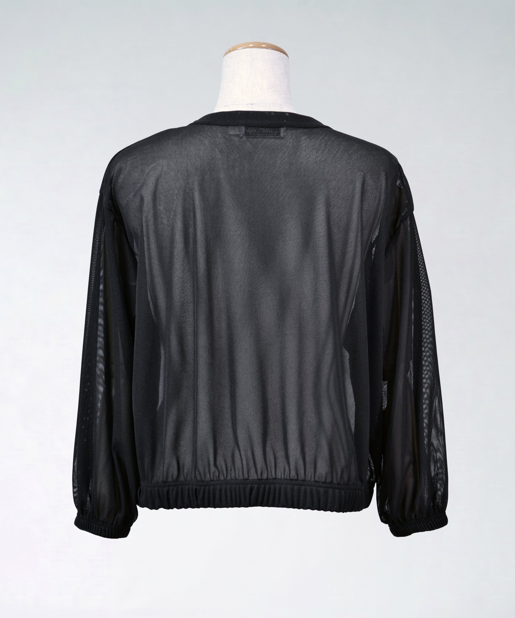 クニオコレクション(KUNIO COLLECTION)のチュールブルゾン(ブラック)。フォーシーズン大活躍の軽やかなチュール素材を使用し、UV対策や冷房対策、旅行やお出かけに最適な大人のライトアウター。ラインストーンであしらった足跡モチーフが上品な遊び心を演出する一枚。