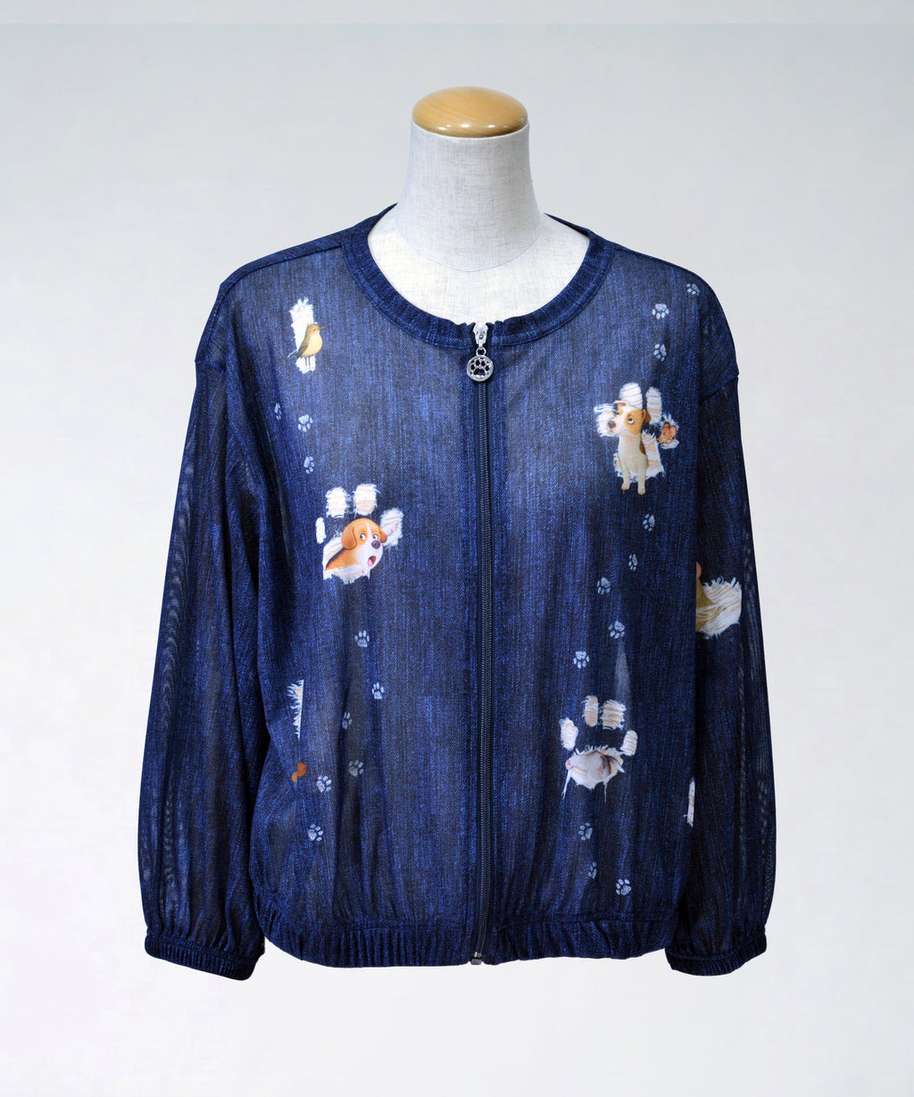 クニオコレクション(KUNIO COLLECTION)のチュールブルゾン(イヌ)。フォーシーズン大活躍の軽やかなチュール素材を使用し、UV対策や冷房対策、旅行やお出かけに最適な大人のライトアウター。ブルーデニム地の足跡のかたちに破けたデザインから、可愛いワンちゃんたちが覗いて遊んでいる遊び心溢れる一枚。