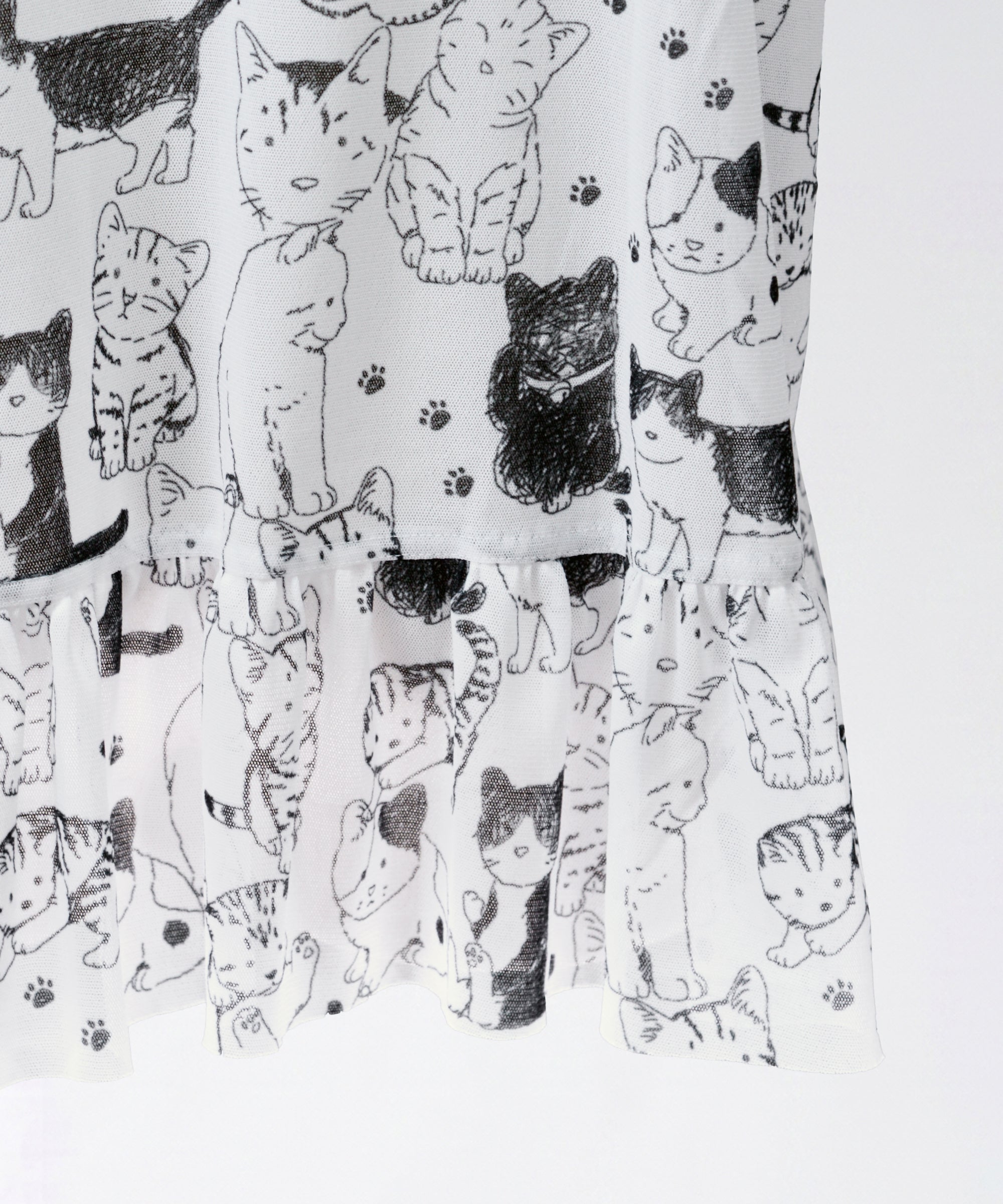 クニオコレクション（KUNIO COLLECTION）のチュールジャケット（ネコ）。白地に遊び心あふれる可愛い猫柄の線画を施した、爽やかなシア素材のライトアウター。UV対策や冷房対策、旅行のお出かけに最適な大人のシャツジャケット。