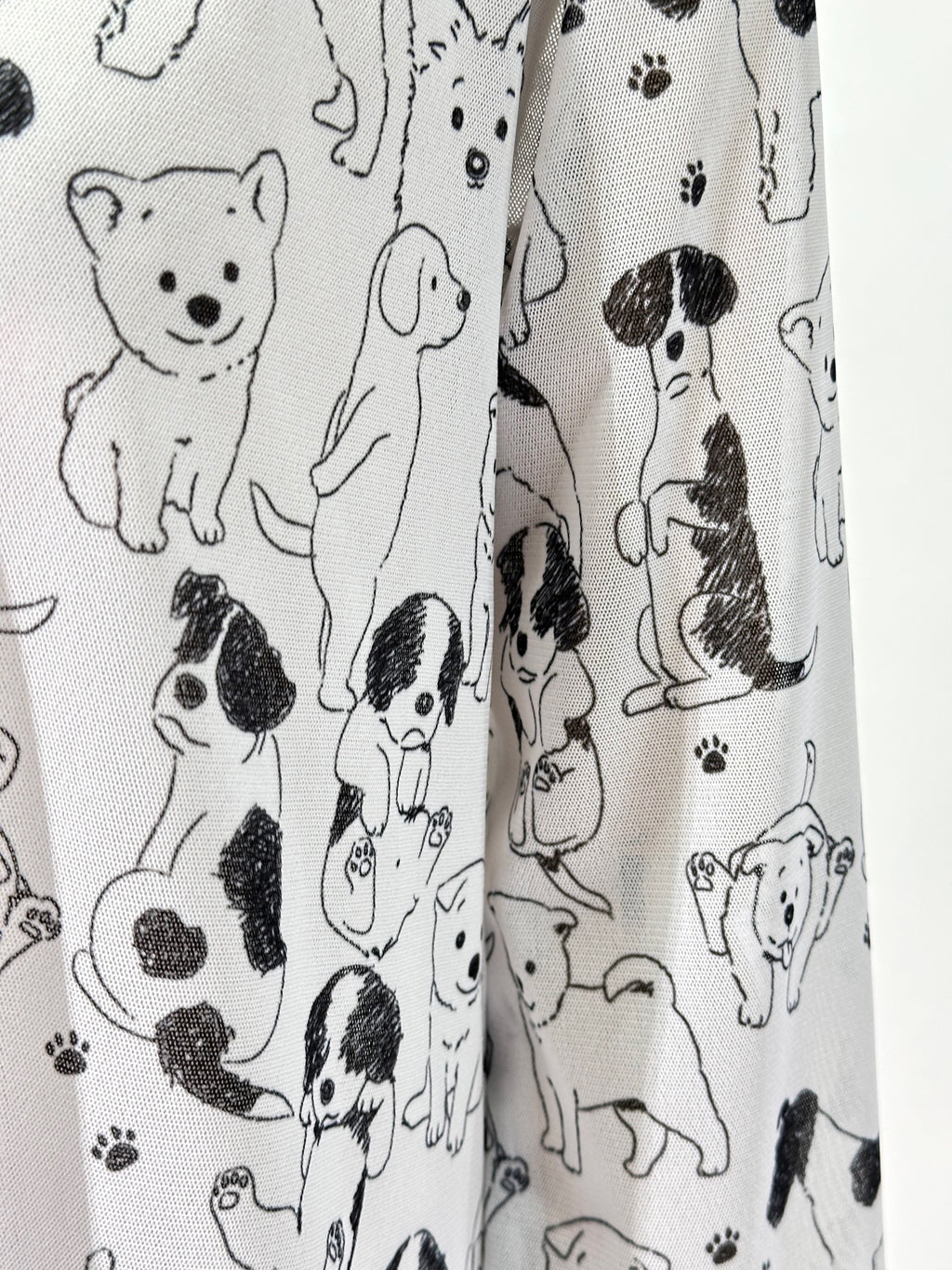 クニオコレクション（KUNIO COLLECTION）のチュールジャケット（イヌ）。白地に遊び心あふれる可愛い犬柄の線画を施した、爽やかなシア素材のライトアウター。UV対策や冷房対策、旅行のお出かけに最適な大人のシャツジャケット。