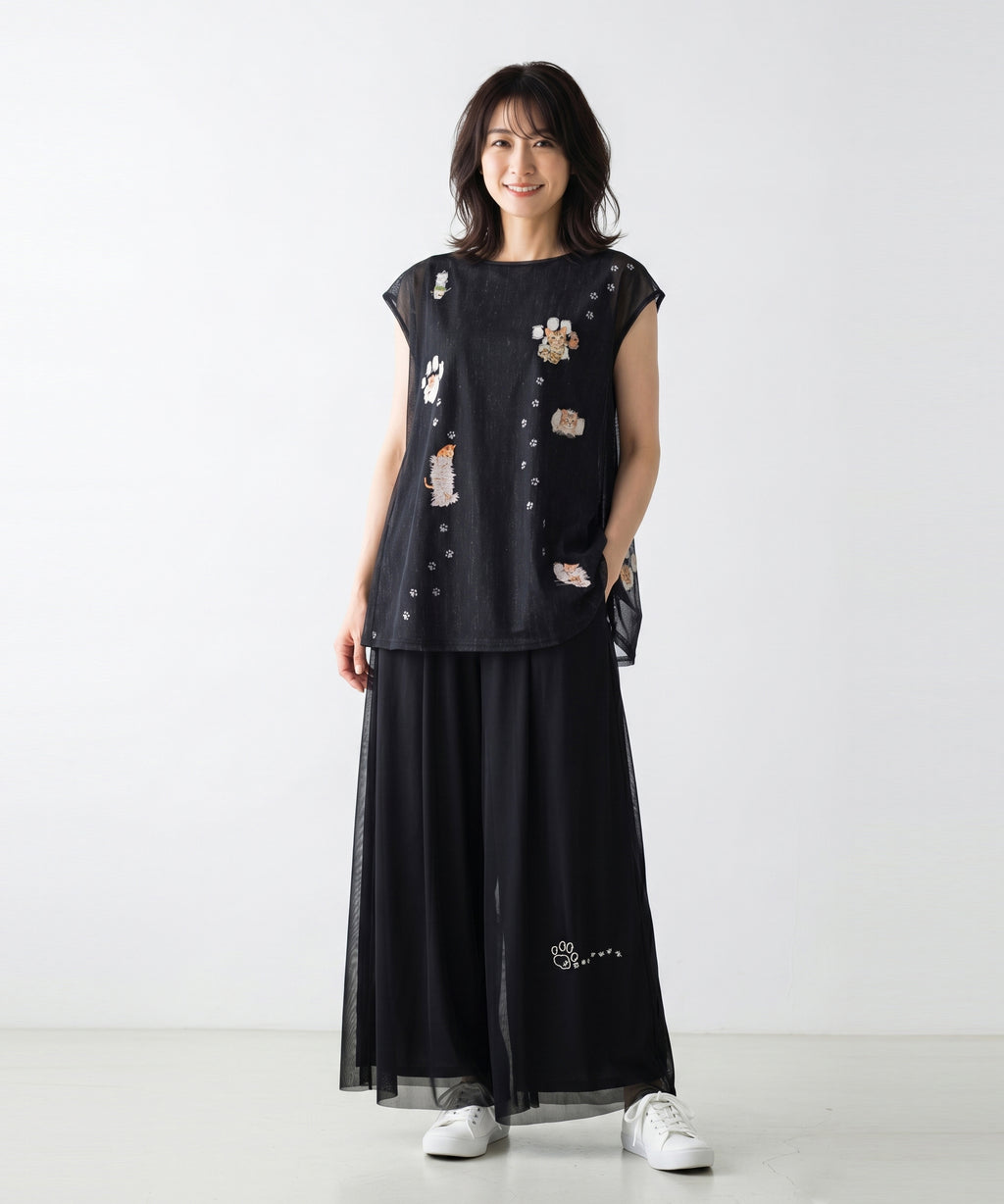 クニオコレクション(KUNIO COLLECTION)のチュールスカパンツ(ブラック)。ふんわり軽やかなチュール素材を二重に使用し、一見スカートのように見える上品なワイドパンツ。箱タックのデザインでお腹周りをすっきりと見せ、ラインストーンであしらった足跡モチーフが大人の遊び心を演出するボトムス。